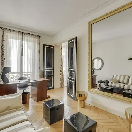 Rue De Luynes In Apartment