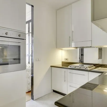 Rue De Luynes In Apartment Paris